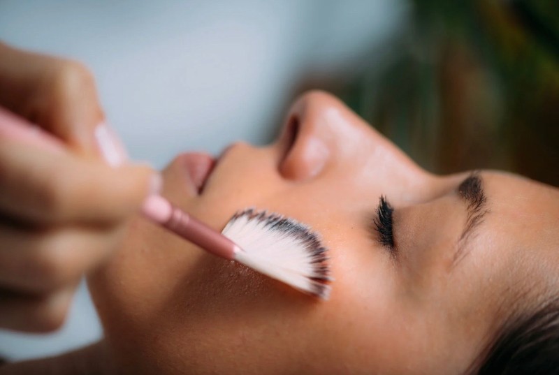 Peeling visage : un soin doux pour révéler votre peau chez Athena AESTHE à Cuers proche de Solliès-Toucas.