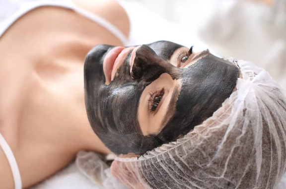 Holywood Peel ou Carbon Peel pour une peau douce et éclatante  au centre Athéna Aesthé pour une peau douce et éclatante 