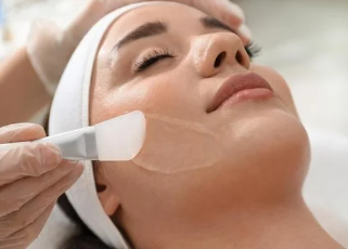 Cure de 3 peelings superficiels pour une peau fraiche et jeune au centre Athéna Aesthé à Cuers dans le Var