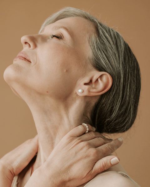 Offrez un coup de jeune à votre visage avec les fils tenseurs chez Athena AESTHE à Cuers proche de Toulon dans le Var 