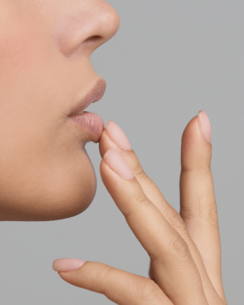 Acide hyaluronique dans les lèvres : est-ce vraiment naturel ?