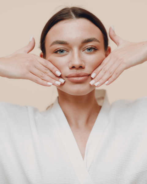 Les fils tenseurs : l'art du lifting sans bistouri chez Athena AESTHE à Cuers, à proximité de La Crau (Var)