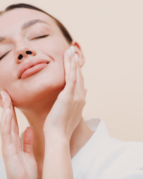 Fils tenseurs : une solution discrète pour retendre la peau sans chirurgie chez Athena AESTHE à Cuers proche de La Valette du Var.